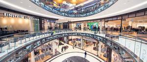 Die Deutschen trugen ihren Verdienst 2015 lieber in Shopping-Center statt zum Bankschalter.