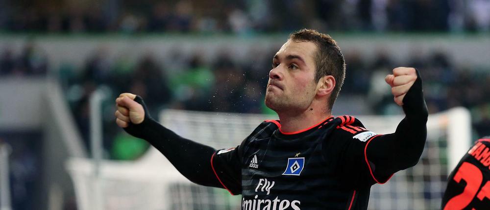 Pierre-Michel Lasogga, 24, hat seine Profikarriere bei Hertha BSC in Berlin begonnen. 2013 wechselte er, zunächst auf Leihbasis, zum Hamburger SV, für den er in bisher 62 Bundesligaspielen 23 Tore erzielt hat. Einmal war Lasogga für die Nationalmannschaft nominiert, zum Einsatz kam er allerdings nicht.