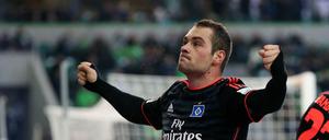 Pierre-Michel Lasogga, 24, hat seine Profikarriere bei Hertha BSC in Berlin begonnen. 2013 wechselte er, zunächst auf Leihbasis, zum Hamburger SV, für den er in bisher 62 Bundesligaspielen 23 Tore erzielt hat. Einmal war Lasogga für die Nationalmannschaft nominiert, zum Einsatz kam er allerdings nicht.