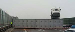 Aus acht Metern Höhe musste einer der LKW-Fahrer geborgen werden - der Wagenteil mit dem Führerhaus hatte sich aufgestellt.