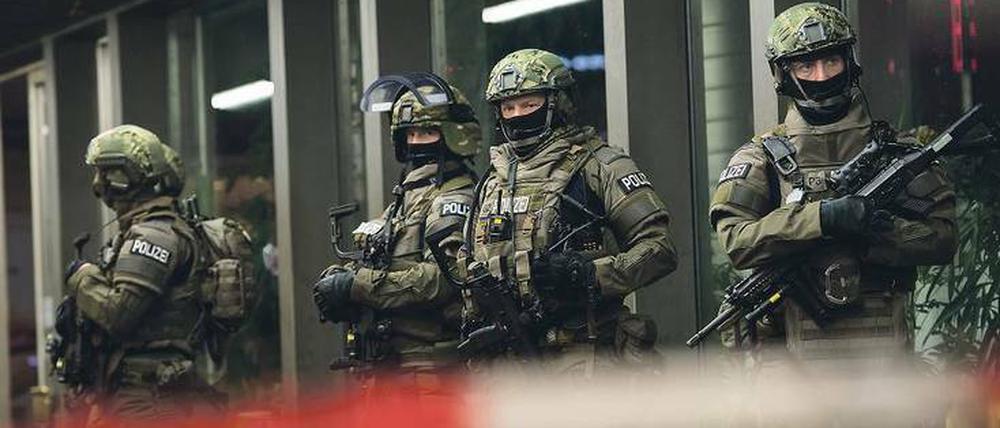 Spezialkräfte sichern in der Silvesternacht den Münchner Hauptbahnhof ab.