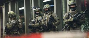 Spezialkräfte sichern in der Silvesternacht den Münchner Hauptbahnhof ab.