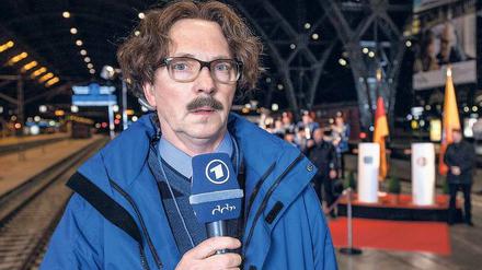 Außenreporter Sandro Zahlemann (Olli Dittrich) wartet am Leipziger Hauptbahnhof auf den Staatsbesucher.