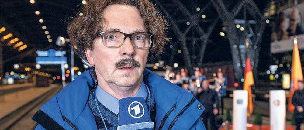 Außenreporter Sandro Zahlemann (Olli Dittrich) wartet am Leipziger Hauptbahnhof auf den Staatsbesucher.