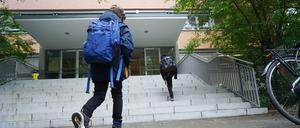 Schulkinder gehen zum Unterricht in die Grundschule am Kollwitzplatz.