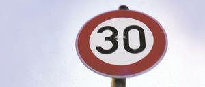 Tempo-30-Schild vor blauem Himmel.