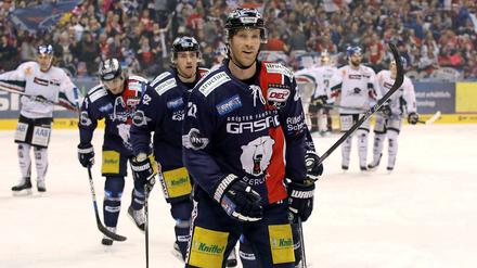 Barry Tallackson (vorn) erzielte für die Eisbären das 2:0.