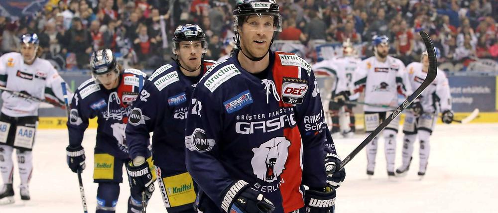 Barry Tallackson (vorn) erzielte für die Eisbären das 2:0.