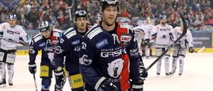 Barry Tallackson (vorn) erzielte für die Eisbären das 2:0.