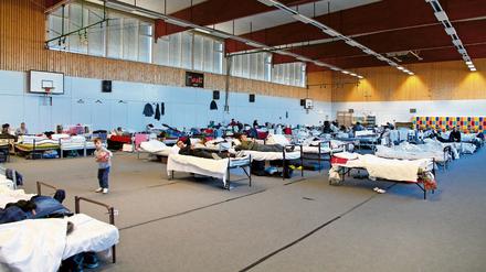 Vorübergehende Heimat. In Turnhallen leben Flüchtlinge oft wochenlang. Ohne materielle Folgen bleibt das nicht. Hier die Sporthalle der Freien Universität (FU) in Dahlem. 