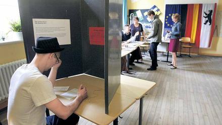 Zettelwirtschaft. Wahlen in Deutschland – einschließlich Berlin – galten bisher als verlässlich. Das könnte sich in diesem Jahr ändern, falls sich tausende Berliner nicht rechtzeitig an ihrem neuen Wohnort anmelden können. Die Zeit wird knapp. 