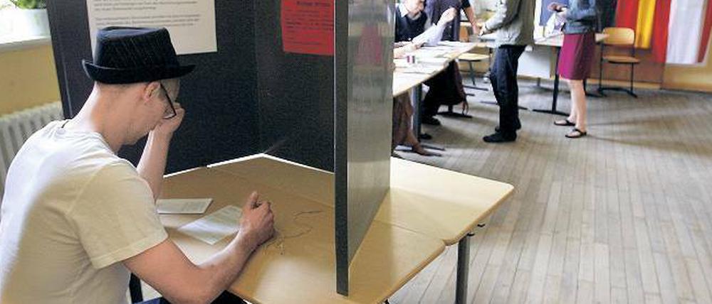 Zettelwirtschaft. Wahlen in Deutschland – einschließlich Berlin – galten bisher als verlässlich. Das könnte sich in diesem Jahr ändern, falls sich tausende Berliner nicht rechtzeitig an ihrem neuen Wohnort anmelden können. Die Zeit wird knapp.