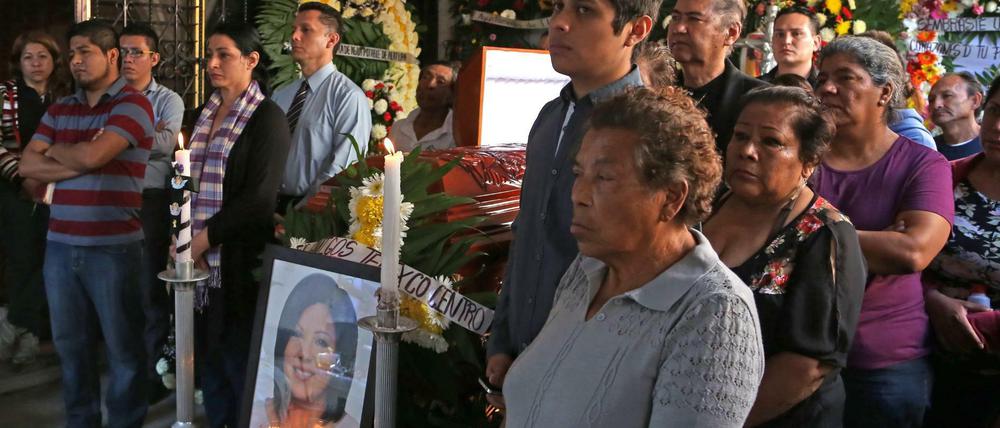 Verwandte und Freunde besuchen die Beerdigung der ermordeten mexikanischen Bürgermeisterin Gisela Mota. 
