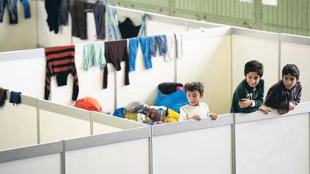 Festhalten. Die Unterkünfte in Tempelhof stehen in der Kritik. Es gibt kaum Seife, kaum Privatsphäre. 