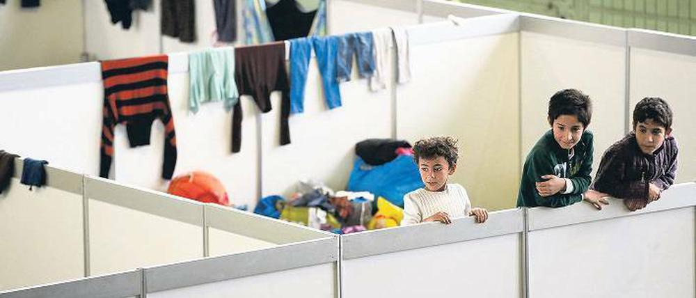 Festhalten. Die Unterkünfte in Tempelhof stehen in der Kritik. Es gibt kaum Seife, kaum Privatsphäre.