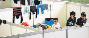 Festhalten. Die Unterkünfte in Tempelhof stehen in der Kritik. Es gibt kaum Seife, kaum Privatsphäre. 