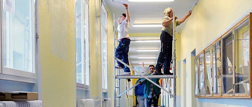 Streichkandidat. Die Sanierung der Berliner Schulen wird Milliarden kosten. Bis 2019 sollen erstmal 739 Millionen Euro ausgegeben werden, sagte Senatorin Scheeres.