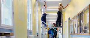 Streichkandidat. Die Sanierung der Berliner Schulen wird Milliarden kosten. Bis 2019 sollen erstmal 739 Millionen Euro ausgegeben werden, sagte Senatorin Scheeres.