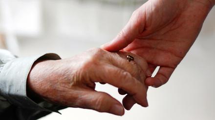 Wenn es zuende geht. Die palliativmedizinische Betreuung kann Sterbenden auf ihrem letzten Weg behilflich sein.