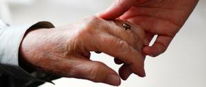 Wenn es zuende geht. Die palliativmedizinische Betreuung kann Sterbenden auf ihrem letzten Weg behilflich sein.