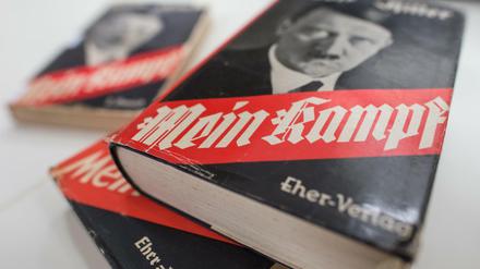 Verschiedene Ausgaben von Adolf Hitlers Schrift «Mein Kampf» mit einem Portrait Hitlers sind am 11.12.2015 in den Räumen vom Institut für Zeitgeschichte (IfZ) in München (Bayern) zu sehen. 