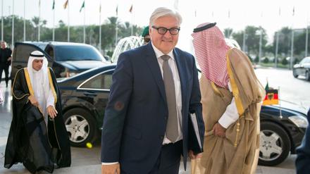 Bundesaußenminister Frank-Walter Steinmeier (M, SPD) und der Außenminister des Königreichs Saudi-Arabien, Adel bin Ahmed Al-Jubeir (l), kommen am 19.10.2015 gemeinsam zum Außenministerium in Riad (Saudi-Arabien). 