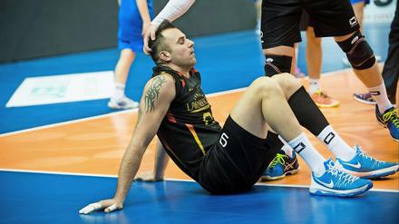 Ich lass mich nicht trösten. György Grozer sitzt nach der 2:3-Niederlage gegen Polen.