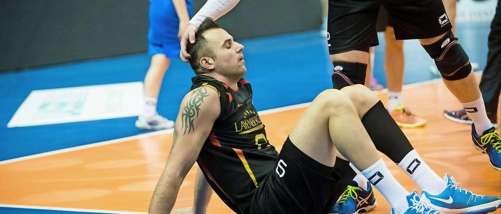 Ich lass mich nicht trösten. György Grozer sitzt nach der 2:3-Niederlage gegen Polen.