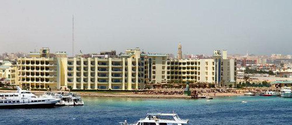 Blick auf am Roten Meer gelegene Hotelanlagen in dem ägyptischen Bade- und Taucherort Hurghada.