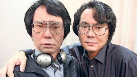 Intelligentes Double. Schon im Jahr 2006 hat der japanische Forscher Hiroshi Ishiguro (rechts) den „Geminoid“ präsentiert: den Prototypen eines Doppelgänger-Roboters, den er als sein technisches Ebenbild konstruiert hat. 
