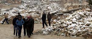 Wie hier in Maaret al Numan leiden viele Menschen in den meist zerstörten Städten und Dörfern Syriens.