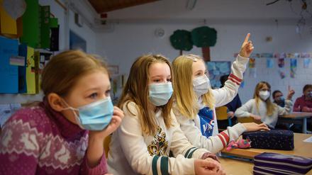 Eine Schülerin einer 4. Klasse hebt im Unterricht an der Grundschule Russee in Kiel die Hand. Trotz weiterhin verschärfter Kontaktbeschränkungen für die Bevölkerung in der Coronakrise sollen in Schleswig-Holstein ab heute Grundschüler und Kindergartenkinder wie die jeweiligen Einrichtungen besuchen. +++ dpa-Bildfunk +++