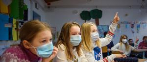 Eine Schülerin einer 4. Klasse hebt im Unterricht an der Grundschule Russee in Kiel die Hand. Trotz weiterhin verschärfter Kontaktbeschränkungen für die Bevölkerung in der Coronakrise sollen in Schleswig-Holstein ab heute Grundschüler und Kindergartenkinder wie die jeweiligen Einrichtungen besuchen. +++ dpa-Bildfunk +++