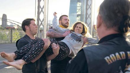 Gut und schlecht sind in „Böser Wolf“ nicht immer klar zu erkennen. Die Rocker haben Julia (Karin Hanczewski) davor bewahrt, in den Tod zu springen. 