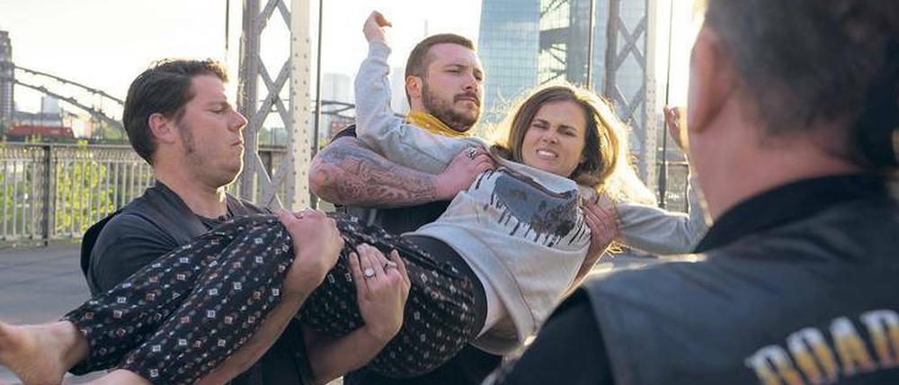 Gut und schlecht sind in „Böser Wolf“ nicht immer klar zu erkennen. Die Rocker haben Julia (Karin Hanczewski) davor bewahrt, in den Tod zu springen.