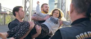 Gut und schlecht sind in „Böser Wolf“ nicht immer klar zu erkennen. Die Rocker haben Julia (Karin Hanczewski) davor bewahrt, in den Tod zu springen. 