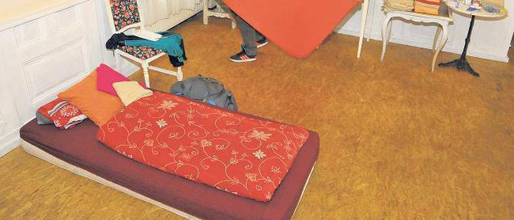 Matratzenlager. Frank Kaiser, der nicht erkannt werden möchte, bereitet die Schlafgelegenheiten für die Nacht vor. Bald kommen die ersten Flüchtlinge.