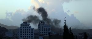 Die von Saudi-Arabien geführte Militärallianz fliegt im Jemen wie hier in der Hauptstadt Sanaa Luftangriffe gegen schiitische Huthi-Rebellen.