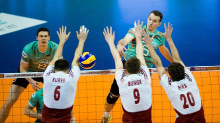 Der Ball von Denys Kaliberda geht durch den polnischen Block.