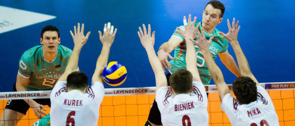 Der Ball von Denys Kaliberda geht durch den polnischen Block.