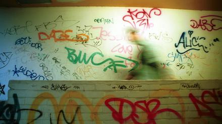 Schön bunt, aber auch ein Zeichen von Verwahrlosung: Graffiti in einem Hauseingang in der Fürbringer Straße in Kreuzberg. 