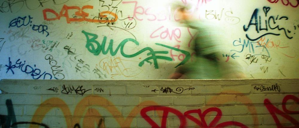 Schön bunt, aber auch ein Zeichen von Verwahrlosung: Graffiti in einem Hauseingang in der Fürbringer Straße in Kreuzberg.