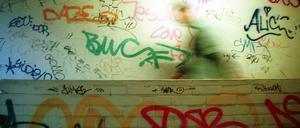Schön bunt, aber auch ein Zeichen von Verwahrlosung: Graffiti in einem Hauseingang in der Fürbringer Straße in Kreuzberg. 