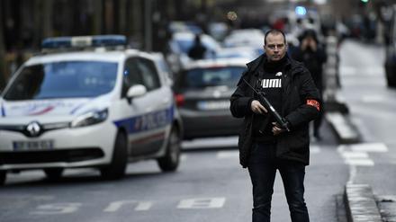 Bewaffnete Polizisten im Norden von Paris. Vor einem Polizeirevier haben Beamte einen Mann erschossen, der in das Gebäude eindringen wollte. 