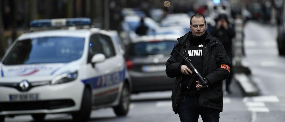 Bewaffnete Polizisten im Norden von Paris. Vor einem Polizeirevier haben Beamte einen Mann erschossen, der in das Gebäude eindringen wollte.