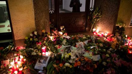 Vor Hauptstraße 155 in Schöneberg legten am Montag Fans Blumen nieder. 