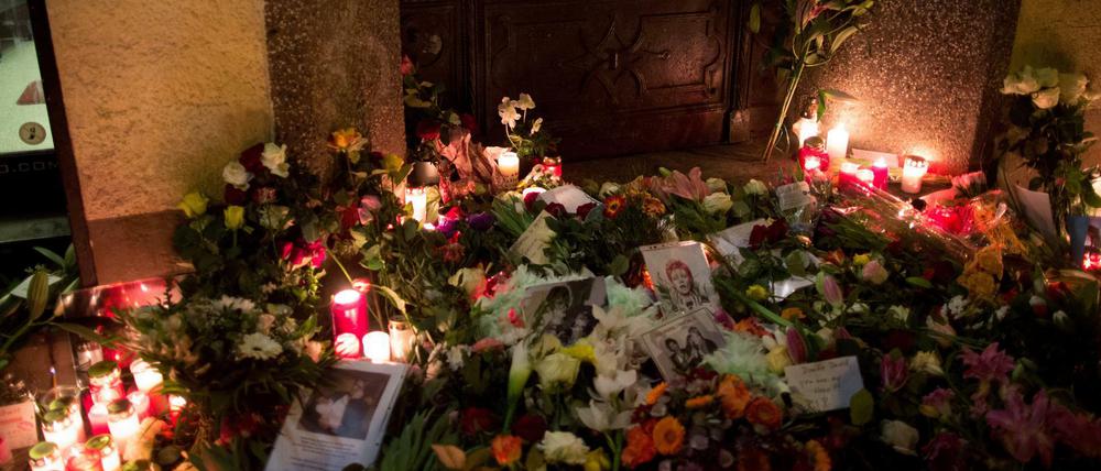 Vor Hauptstraße 155 in Schöneberg legten am Montag Fans Blumen nieder.