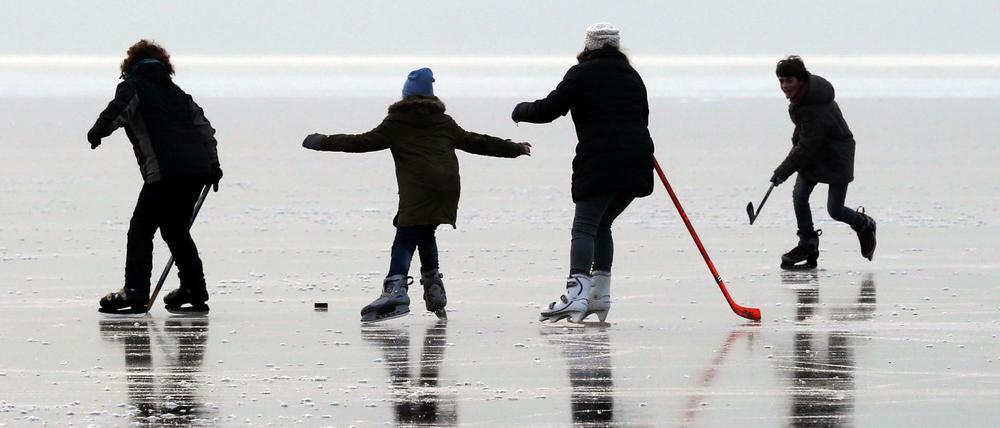 Gefahr auf den Seen. Hier an der Müritz wurde schon Eishockey gespielt, in Berlin und Brandenburg sind auch schon viele auf dem Eis - trotz Warnungen.