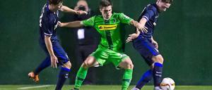 Zwei gegen einen. Valentin Stocker (l.) und Yanni Regäsel nehmen Gladbachs Neuen Jonas Hofmann in die Zange.