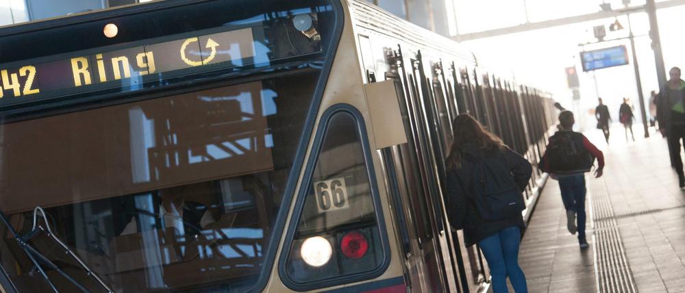 Der Ringbahnsteig am Ostkreuz. Hier schlugen am Sonntagabend offenbar drei Männer zwei Frauen sowie zwei Männre, die helfen wollten.